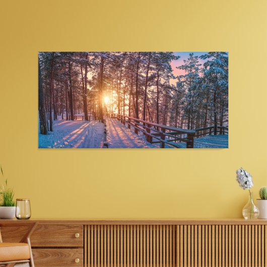 Sunset in snowy-dennenbos met zonnestraal canvas afdruk (Insitu (Woonkamer))