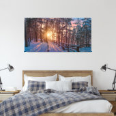 Sunset in snowy-dennenbos met zonnestraal canvas afdruk (Insitu (Slaapkamer))