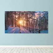 Sunset in snowy-dennenbos met zonnestraal canvas afdruk (Insitu (Houten vloer))