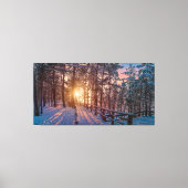 Sunset in snowy-dennenbos met zonnestraal canvas afdruk (Voorkant)