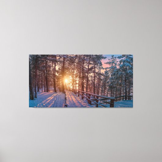 Sunset in snowy-dennenbos met zonnestraal canvas afdruk (Voorkant)
