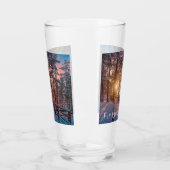 Sunset in snowy-dennenbos met zonnestraal glas (Links)