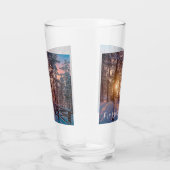 Sunset in snowy-dennenbos met zonnestraal glas (Rechts)