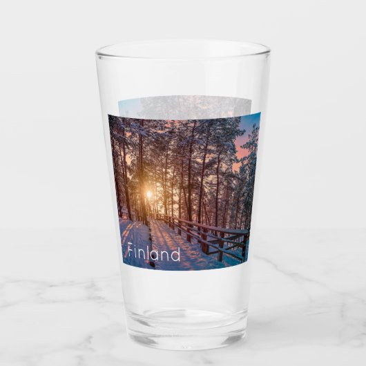 Sunset in snowy-dennenbos met zonnestraal glas (Voorkant)