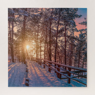Sunset in snowy-dennenbos met zonnestraal legpuzzel