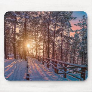 Sunset in snowy-dennenbos met zonnestraal muismat