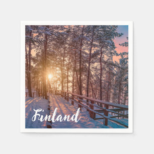 Sunset in snowy-dennenbos met zonnestraal servet