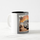 "Sunset Kombi Beach Mug - Coastal Adventure Cup" Tweekleurige Koffiemok (Voorkant links)
