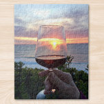 Sunset Legpuzzel<br><div class="desc">Proost op de zonsondergang en je vrienden! Deze puzzel heeft een zonsondergang aan de Franse kust gezien door een glas rode wijn. Santé</div>
