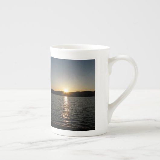 Sunset on Onota Lake: Verticaal Porselein Kop (Rechts)