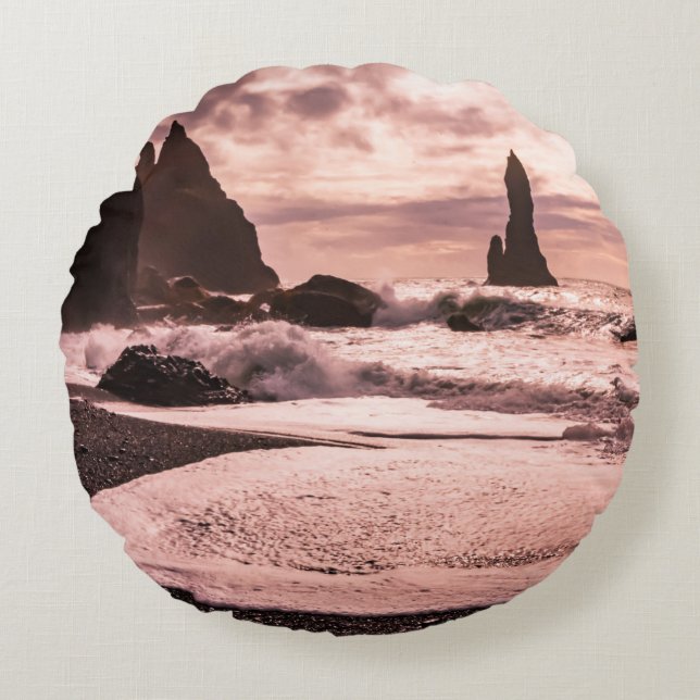 Sunset on the Reynisfjara black zandstrand, IJslan Rond Kussen (Voorkant)