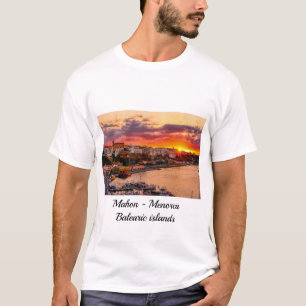 Sunset over de haven van Mahon - Menorca, Spanje T-shirt