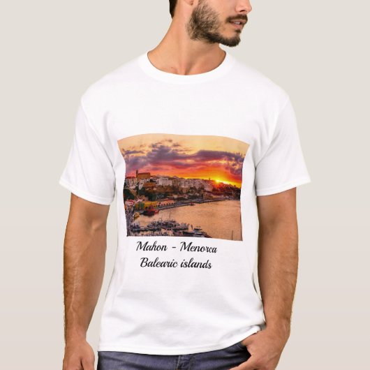 Sunset over de haven van Mahon - Menorca, Spanje T-shirt (Voorkant)