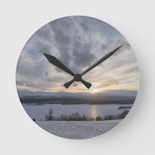 Sunset over frozen lake ronde klok (Voorkant)