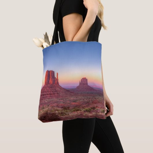 Sunset Over Monument Valley Arizona Tote Bag (Dichtbij)