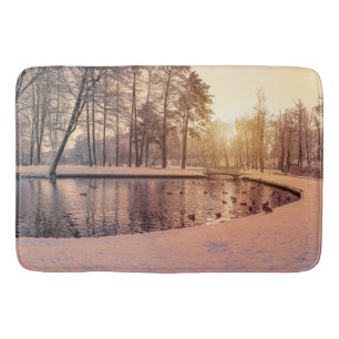 Sunset over park met een klein vorstmeer badmat