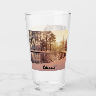 Sunset over park met een klein vorstmeer glas