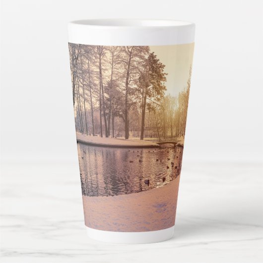 Sunset over park met een klein vorstmeer latte mok (Voorkant)