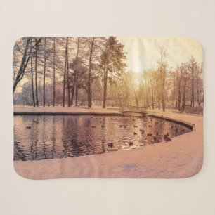 Sunset over park met een klein vorstmeer sherpa deken