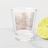 Sunset over park met een klein vorstmeer shot glas (Achterkant)