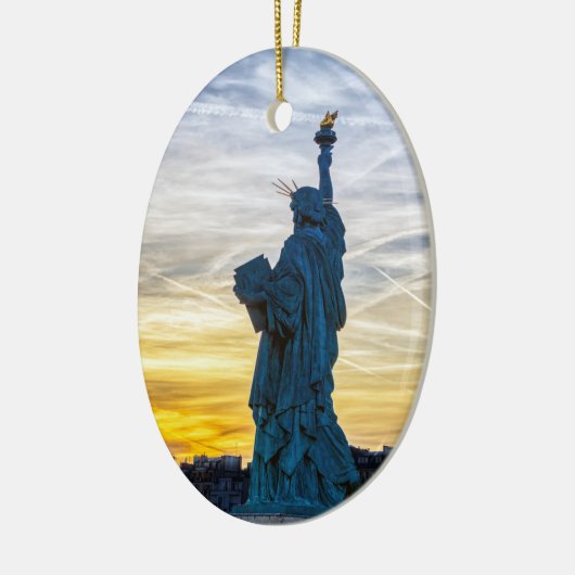 Sunset over Replica van het Vrijheidsbeeld in Pari Keramisch Ornament (Links)