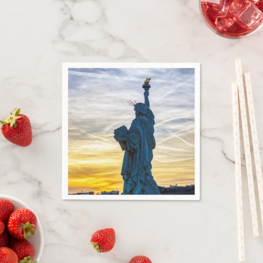 Sunset over Replica van het Vrijheidsbeeld in Pari Servet (Insitu)