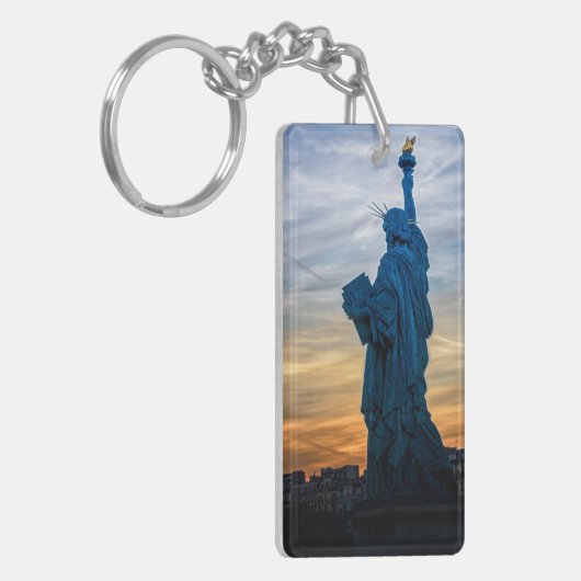 Sunset over Replica van het Vrijheidsbeeld in Pari Sleutelhanger (Voorkant Links)