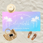 Sunset Palm Trees Girls Vacation Custom Name Strandlaken<br><div class="desc">Een speciaal ontwerp van een strandhanddoek voor de vakantieweg van een meisje is voorzien van een aangepaste voornaam in een modern script, dat is voorzien van een zeester en is omgeven door tropische palmbomen. Personaliseer met een naam en een douanetekst voor de speciale gelegenheid. De achtergrond omvat een sunset gradiënt...</div>