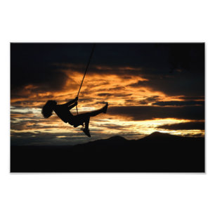 Sunset Silhouette of Girl op Swing Foto Afdruk