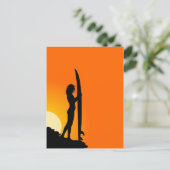 Sunset Surfer Girl met surfboard Briefkaart (Staand voorkant)