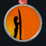 Sunset Surfer Girl met surfboard Metalen Ornament<br><div class="desc">Een coole vormgeving van een silhouet van een surfermeisje dat haar surfbord vasthoudt tegen een heldere oranje zonsondergang. Dit strand,  de zomer inspireerde design is helder en levendig en voor liefhebbers van surfen en het strandleven over de hele wereld.</div>