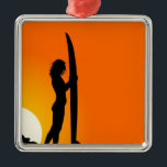 Sunset Surfer Girl met surfboard Metalen Ornament<br><div class="desc">Een coole vormgeving van een silhouet van een surfermeisje dat haar surfbord vasthoudt tegen een heldere oranje zonsondergang. Dit strand,  de zomer inspireerde design is helder en levendig en voor liefhebbers van surfen en het strandleven over de hele wereld.</div>