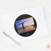 Sunset Surfer Zand & Wolken Ronde Sticker (Envelop)
