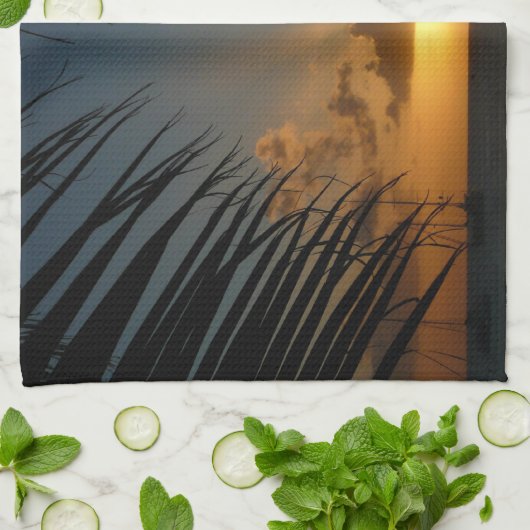 Sunset Through Palm Fronds Tropical Seascape Theedoek (Gevouwen)