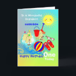 Sunshine Beach Theme Kleinzoon Gelukkige Verjaarda Kaart<br><div class="desc">Super schattige lachende zonneschijn over een kustscène van kinder emmer en ruimte naast een leuk zandkasteel; zo'n leuk en kleurrijk ontwerp en gemakkelijk aan te passen met een naam,  leeftijd en boodschap,  voor die extra speciale touch zonder extra kosten.</div>