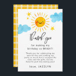 Sunshine Birthday Party Bedankkaart<br><div class="desc">Het feest van het kind met zonnebrandthema's bedankt je kaart met de illustratie van de waterverf van een glimlende zon met wolken en sterren. In de tekst staat: "Bedankt dat je mijn verjaardag zo BRIGHT hebt gemaakt!"</div>