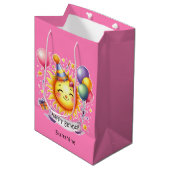 Sunshine Custom Naam Happy Birthday Pink Medium Cadeauzakje (Voorkant Gekanteld)