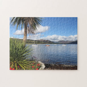 Sunshine in Schotland. Baai met palmbomen en jacht Legpuzzel