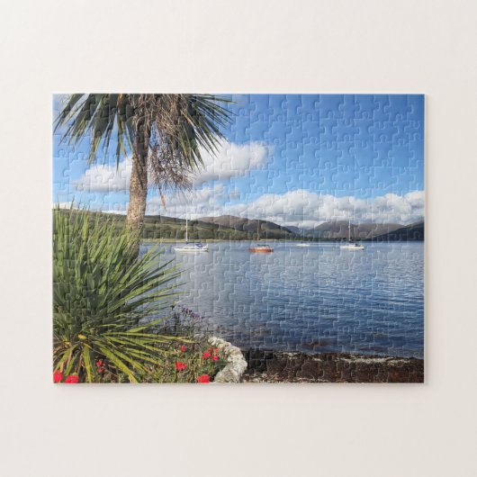 Sunshine in Schotland. Baai met palmbomen en jacht Legpuzzel (Horizontaal)