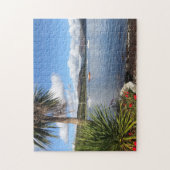 Sunshine in Schotland. Baai met palmbomen en jacht Legpuzzel (Verticaal)