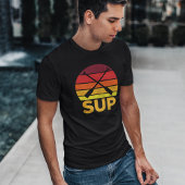 SUP Retro staat op zonnescherm voor opvulling T-shirt