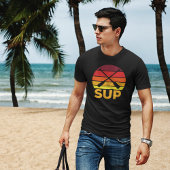 SUP Retro staat op zonnescherm voor opvulling T-shirt