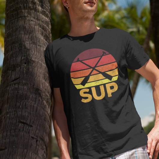 SUP Retro staat op zonnescherm voor opvulling T-shirt