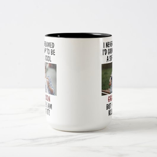 Super coole kleinzoon die het doodt met aangepaste tweekleurige koffiemok (Center)