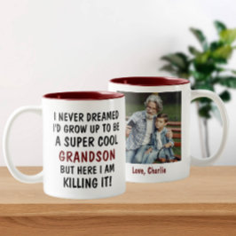 Super coole kleinzoon die het doodt met aangepaste tweekleurige koffiemok