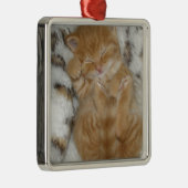 Super Cute Ginger Sleeping Kitten Metalen Ornament (Rechts)