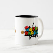 Super Daddio Funny Gamer Superheld Dad T-Shirt Tweekleurige Koffiemok (Voorkant rechts)