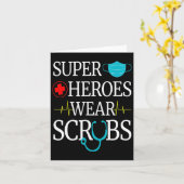 Super Heroes Draag de verpleegkundigen die medisch Kaart (Gele Bloem)