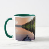 Super Moon over het meer van een kano in Twilight Mok (Links)