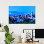 Super Moon rijzend nabij de skyline van Seattle Poster (Thuiskantoor)
